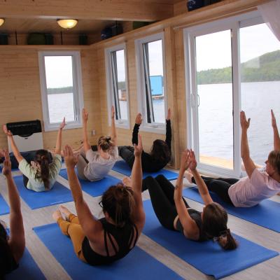 Stephanie Villeneuve Yoga Dans Le Studio Flottant Mwakwyoga In Mwakw Floating Studio